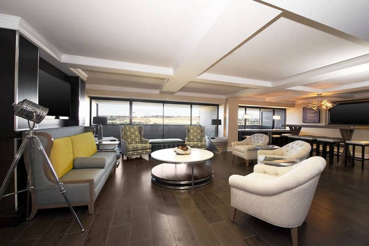 Lounge 112 of 114